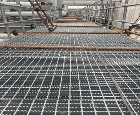 工廠平臺(tái)走道用防滑鋼格柵板廠家定做。